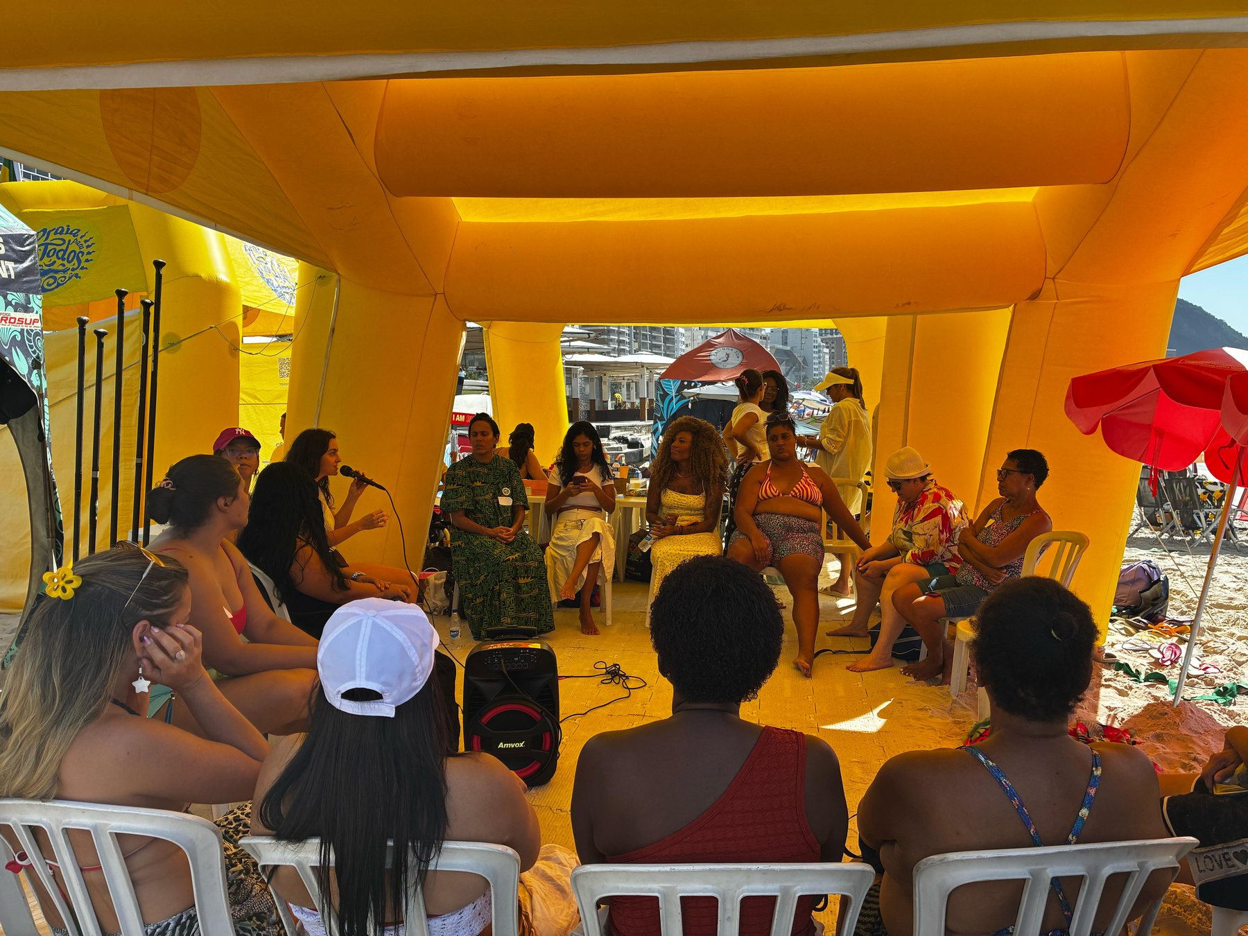 Encontro na praia de Copacabana com mães do Complexo da Maré
