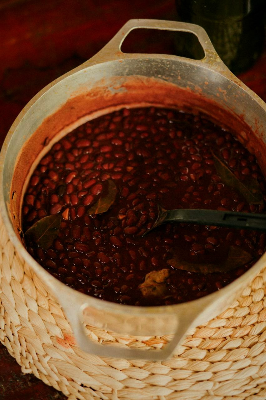 Panela de feijão mineiro cozinhando, com folhas de louro